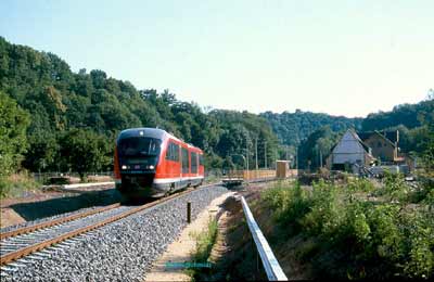 Der Triebwagen verl&auml;&szlig;t Burkhardswalde-Maxen in Richtung Glash&uuml;tte