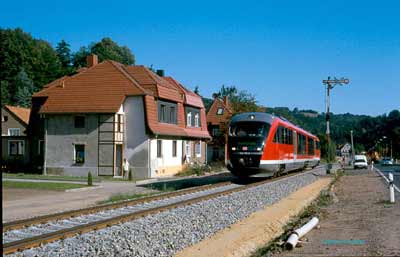 In Schlottwitz passiert der Triebwagen das jetzt abgekreuzte Blocksignal