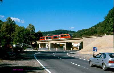 Der Triebwagen &uuml;berquert die Br&uuml;cke am Hp Oberschlottwitz