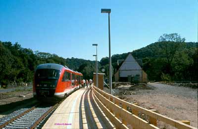 Triebwagen am Behelfsbahnsteig in Burkhardswalde-Maxen