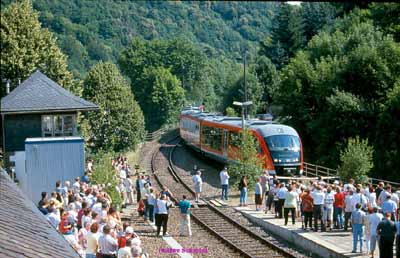 Der Er&ouml;ffnungszug erreicht Glash&uuml;tte...