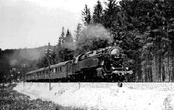 84 003 mit einem Halbzug erreicht gleich den Bahnhof Bärenstein (b. Glash. Sachs.)